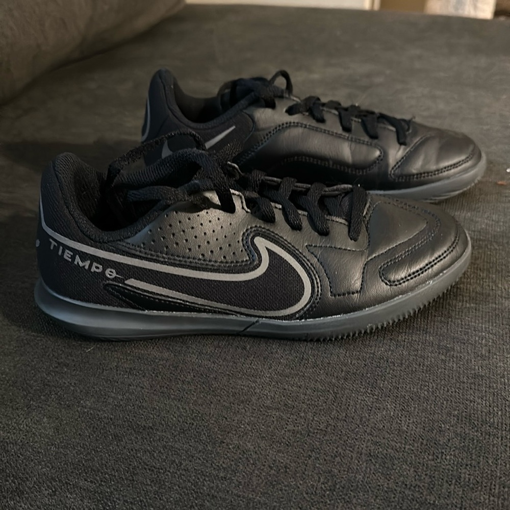 Nike Tiempo Kids size 2 Indoor Soccer Shoes